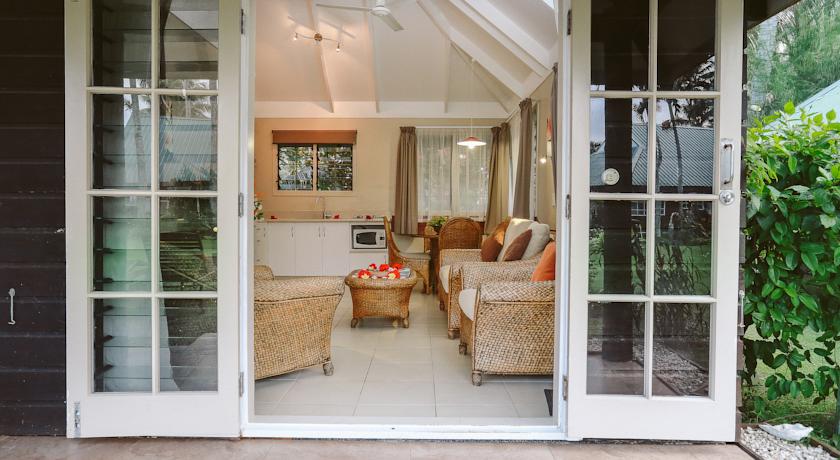 muri-beachcomber-rarotonga-seaview-unit-lounge