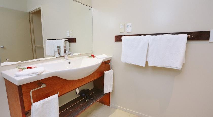 muri-beachcomber-rarotonga-seaview-unit-bathroom