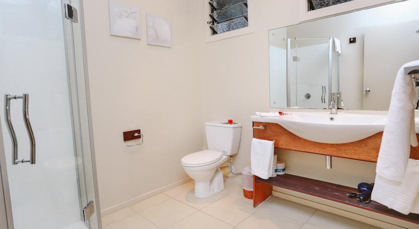 muri-beachcomber-rarotonga-seaview-unit-bathroom