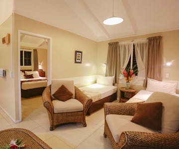 muri-beachcomber-rarotonga-garden-unit-lounge-bedroom