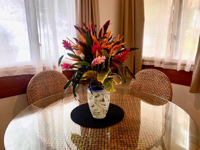 muri-beachcomber-rarotonga-flowers-dining-seaview-unit
