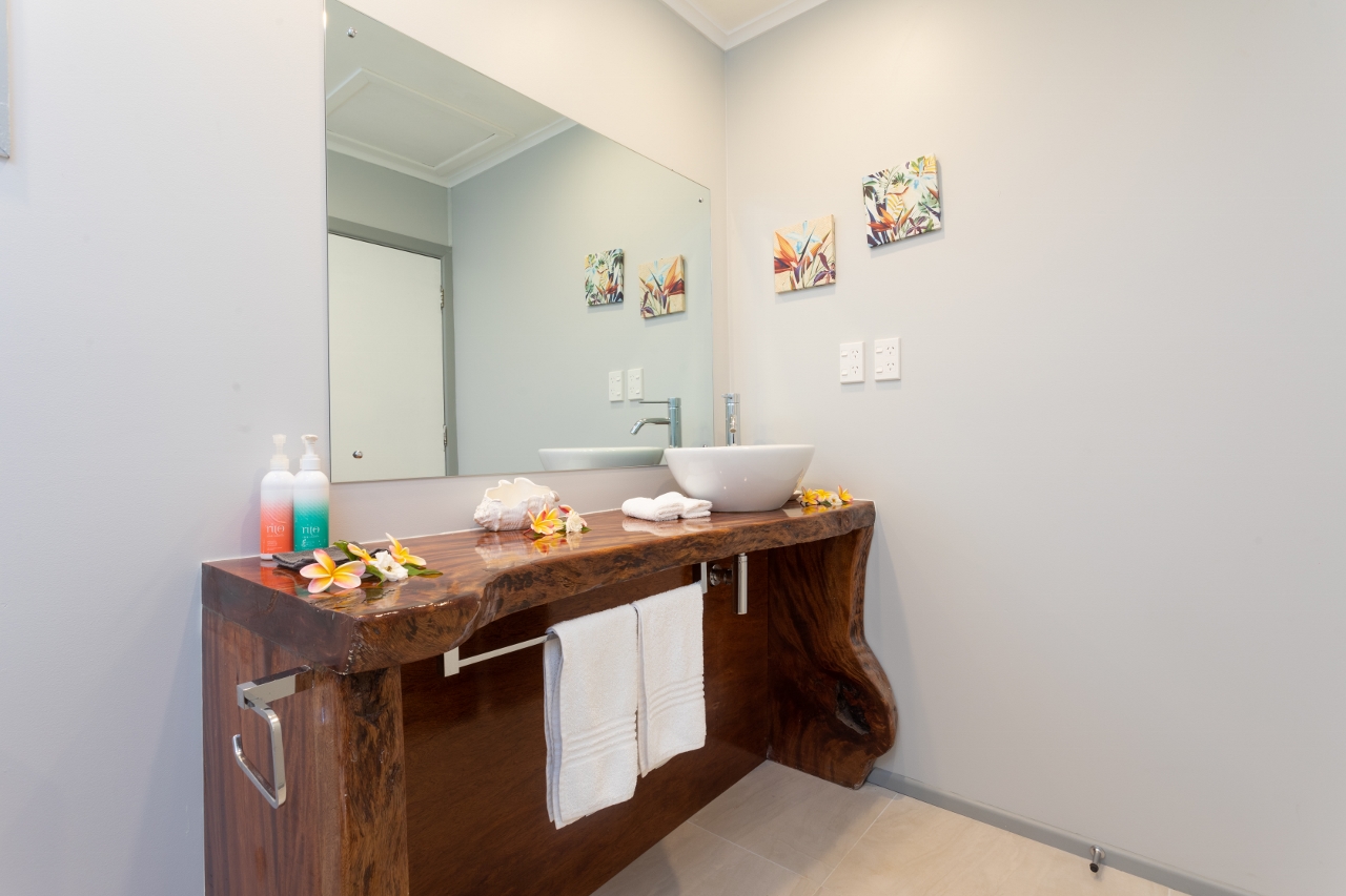 muri-beachcomber-rarotonga-watergarden-villa-bathroom