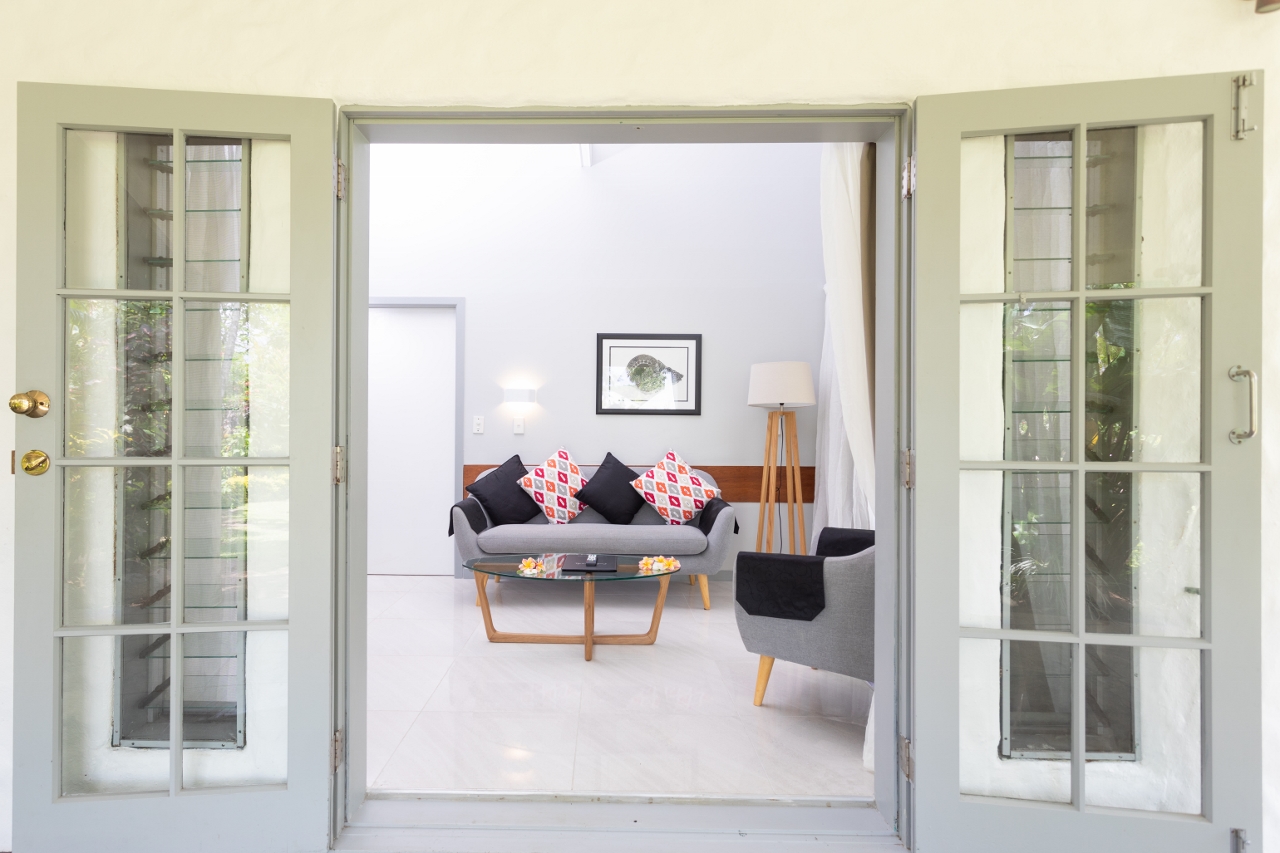 muri-beachcomber-rarotonga-watergarden-villa-lounge