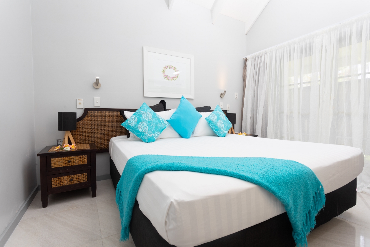 muri-beachcomber-rarotonga-watergarden-villa-bedroom