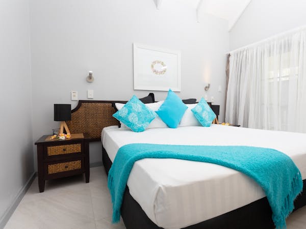 muri-beachcomber-rarotonga-watergarden-villa-bedroom
