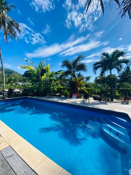 muri-beachcomber-rarotonga-pool-swimming-deck