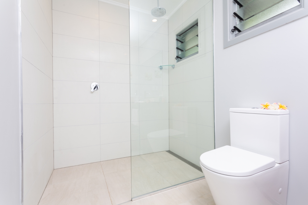 muri-beachcomber-rarotonga-watergarden-villa-bathroom