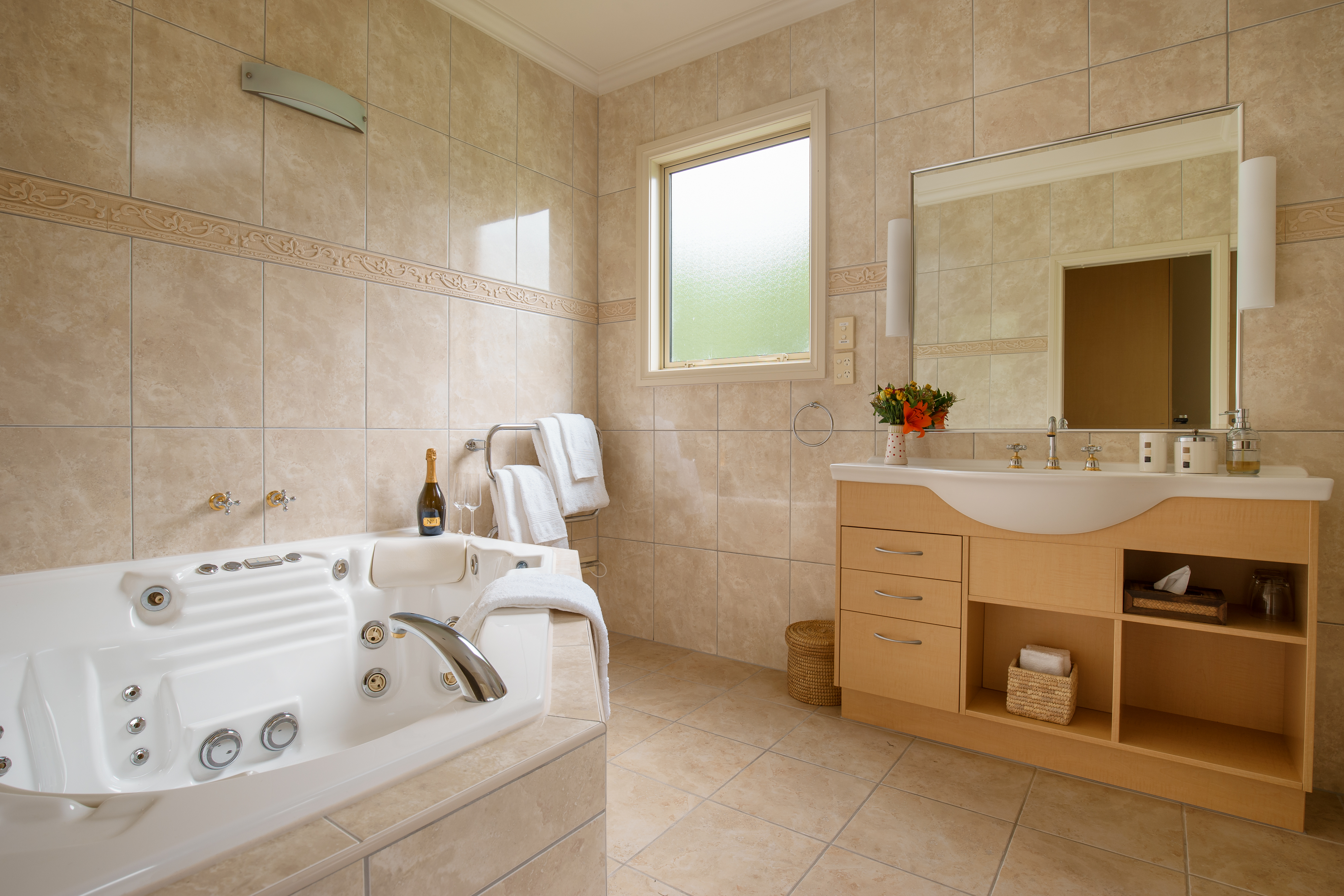 Jetted tub in Ruapehu bathroom