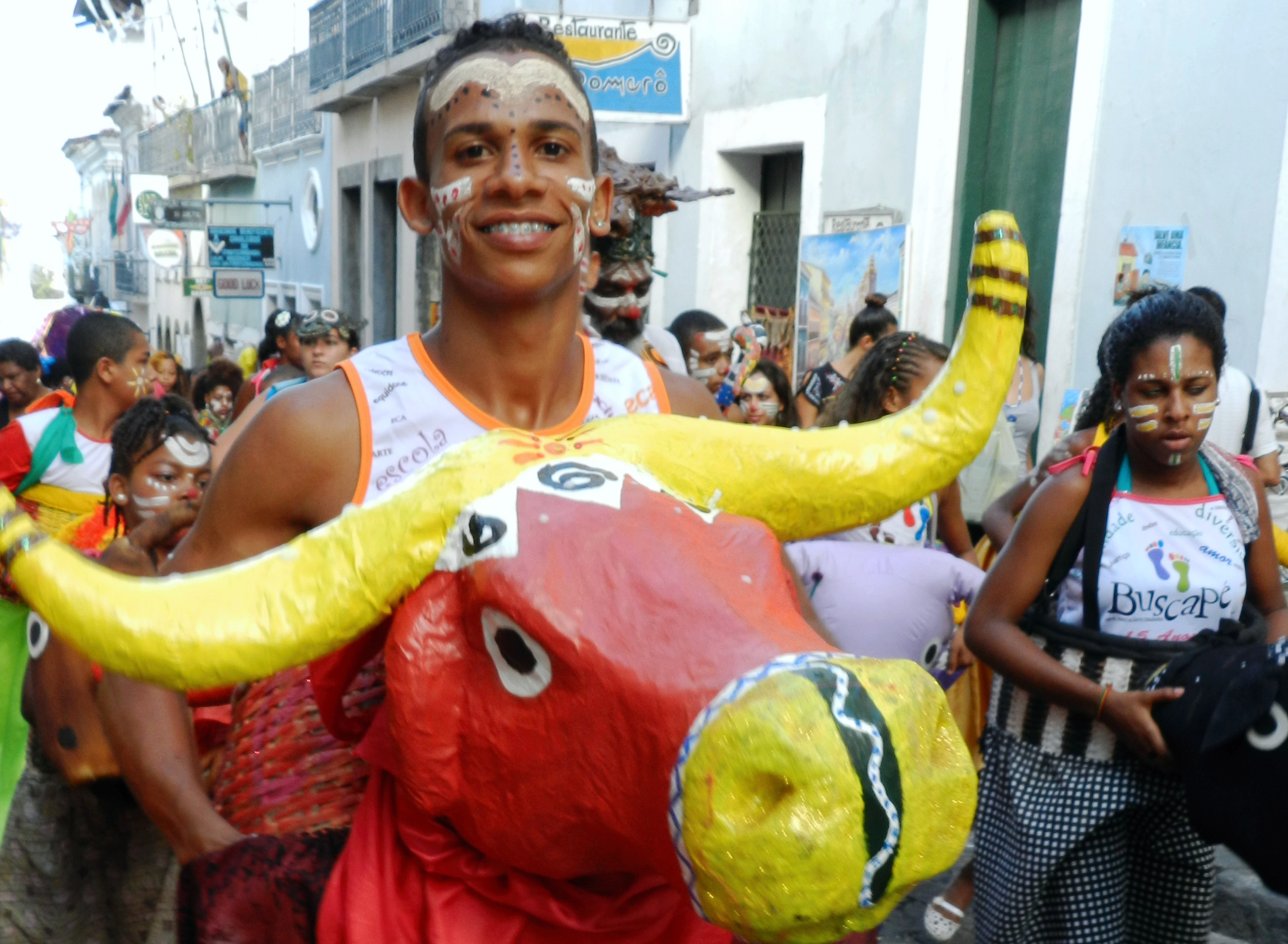 carnaval Pelourinho Salvador de Bahia grupo dançando na rua
