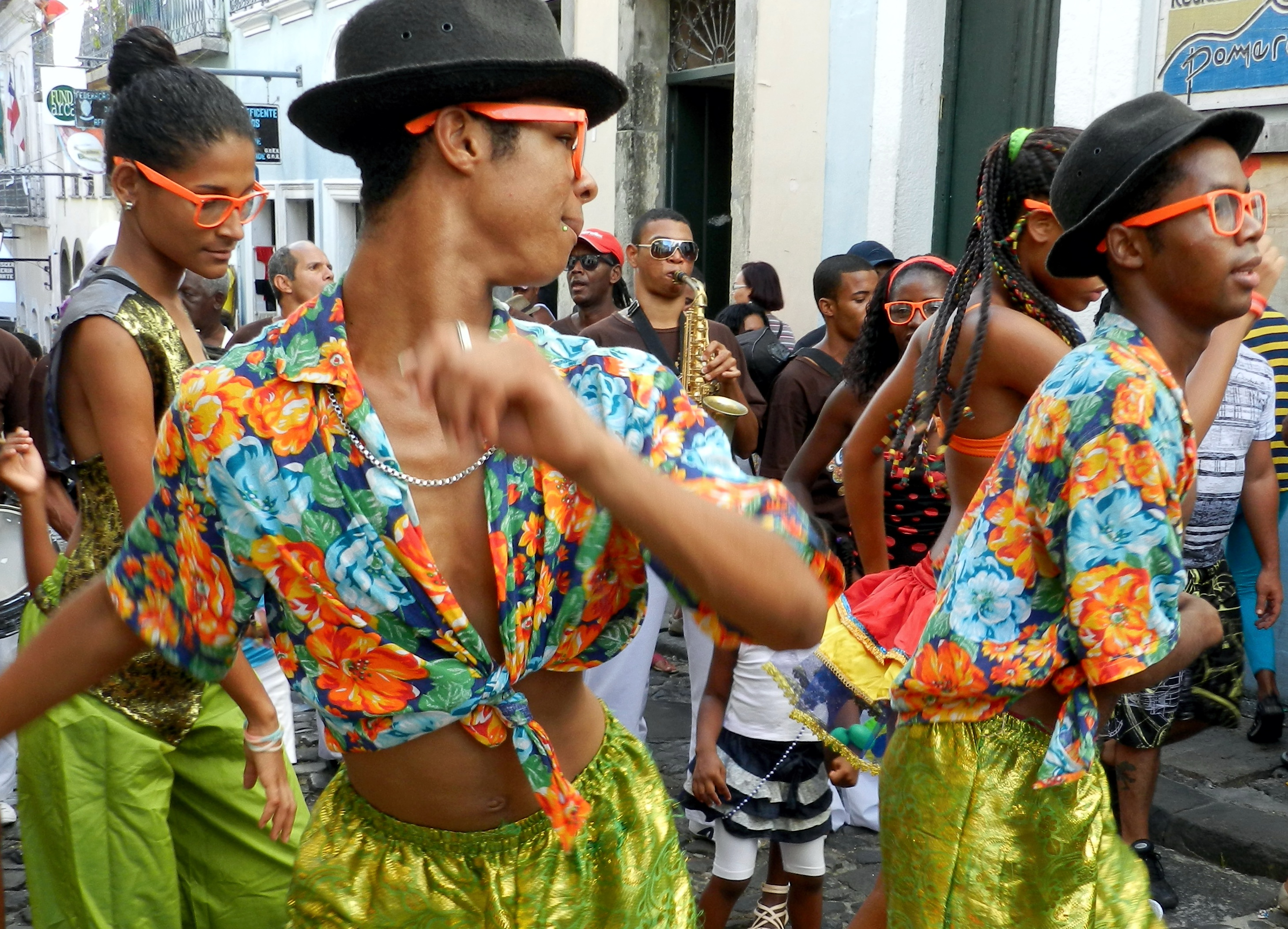 carnaval Pelourinho Salvador de Bahia grupo dançando na rua