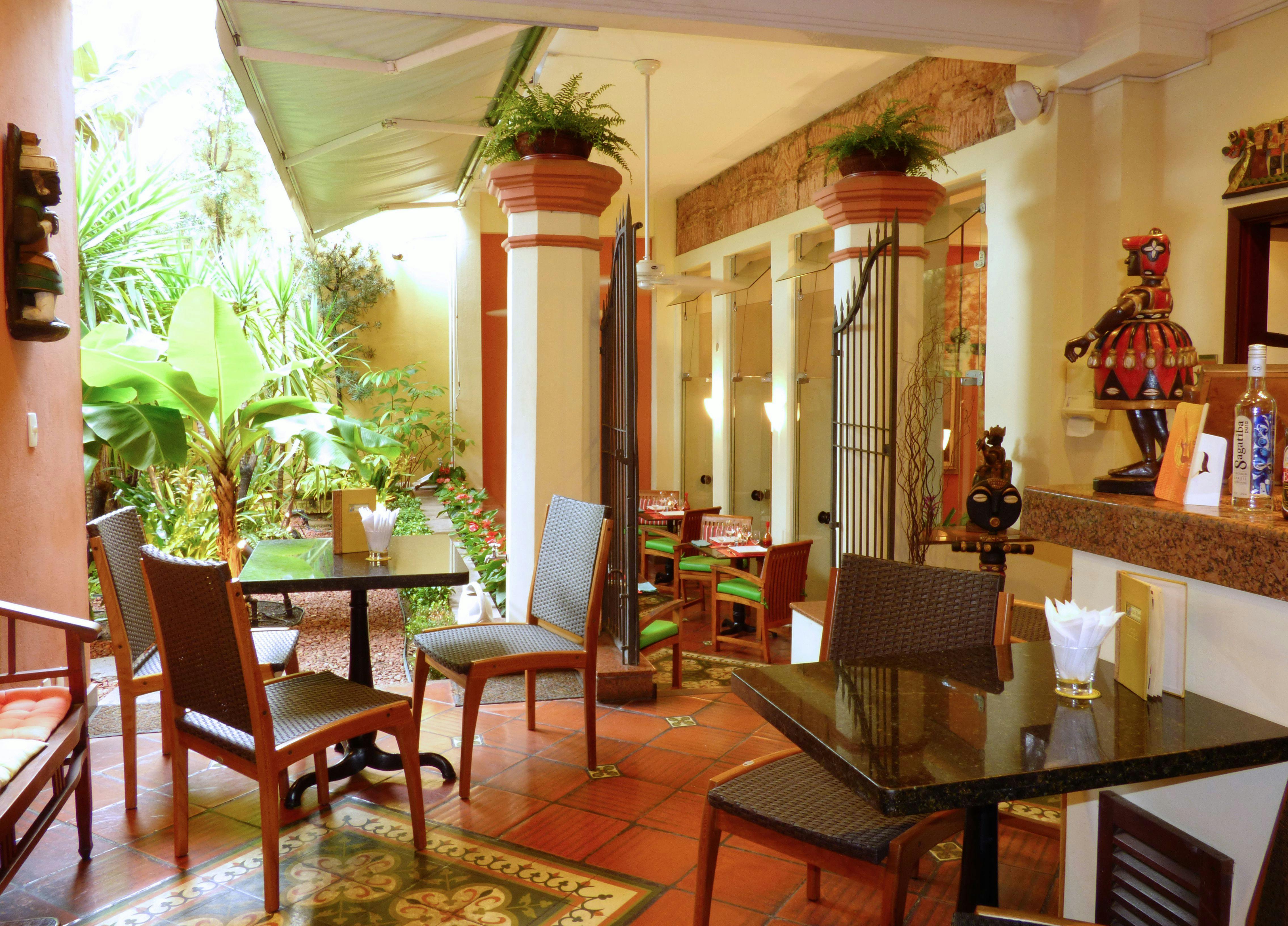 Restaurante Pelô Bistrô ambiente do bar com jardim