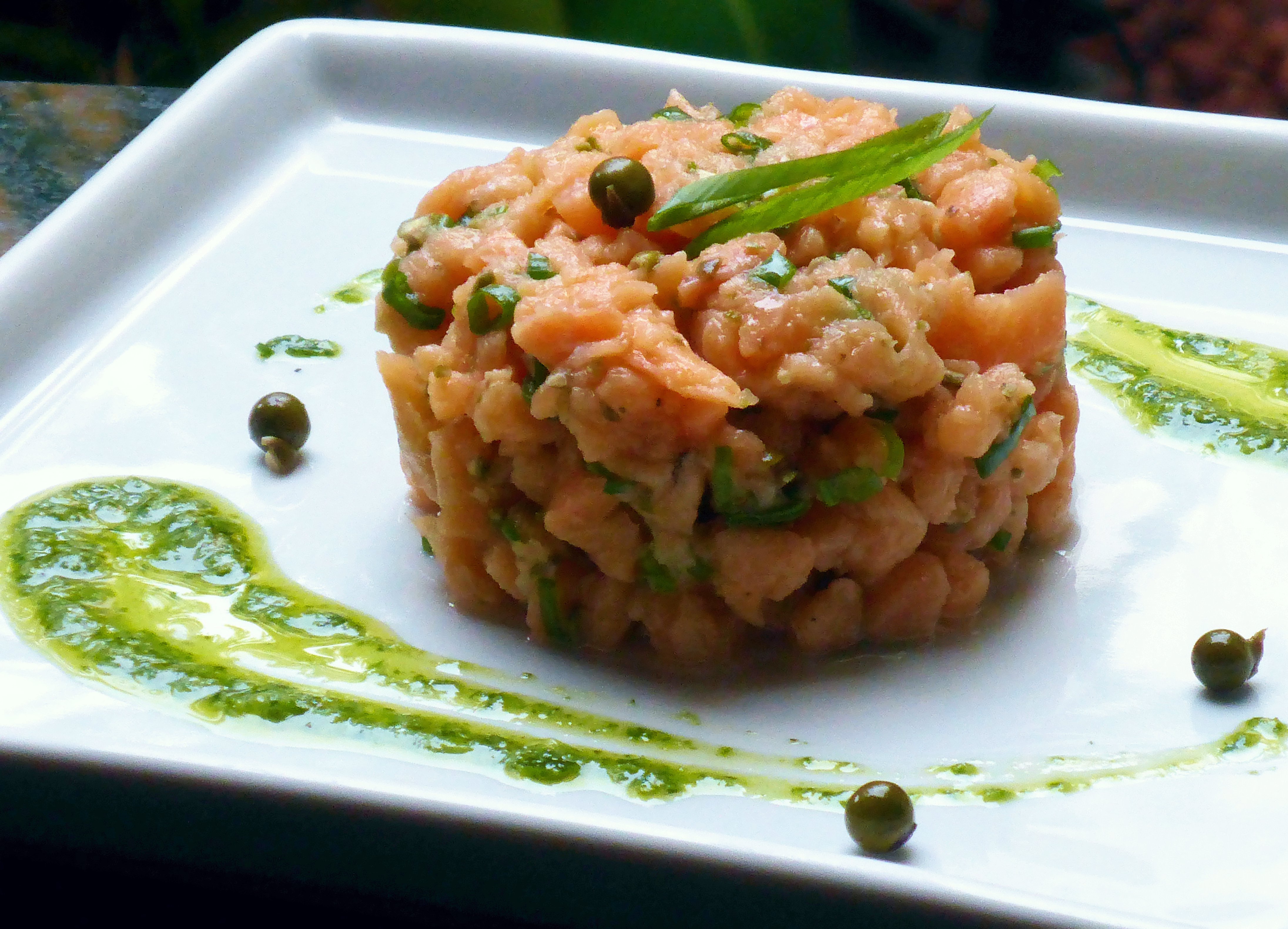 Restaurante Pelô Bistrô tartare de salmão com pimenta verde e wasabi