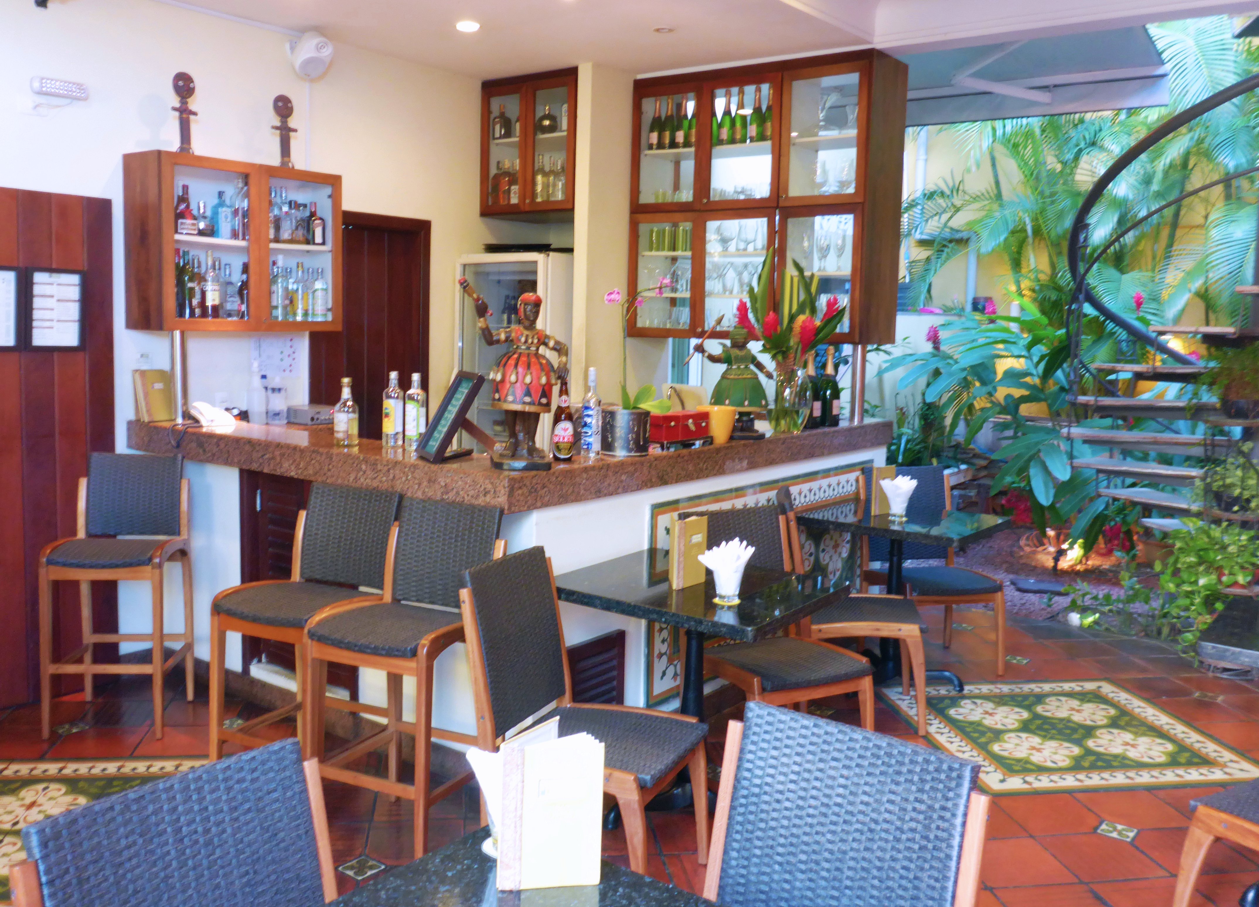 Restaurante Pelô Bistrô ambiente do bar com jardim