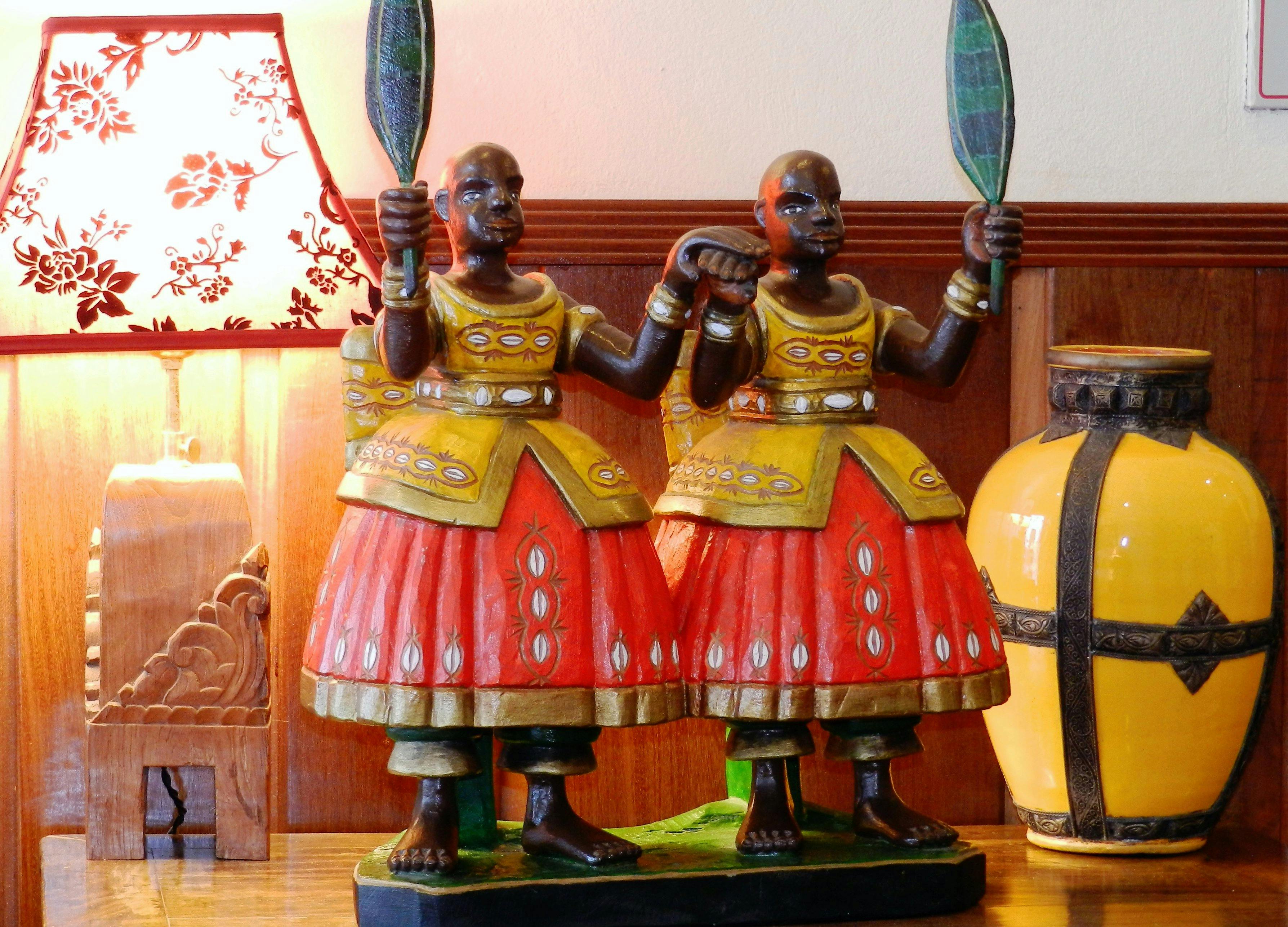 Hotel Casa do Amarelindo estátua em madeira representando Ibeji