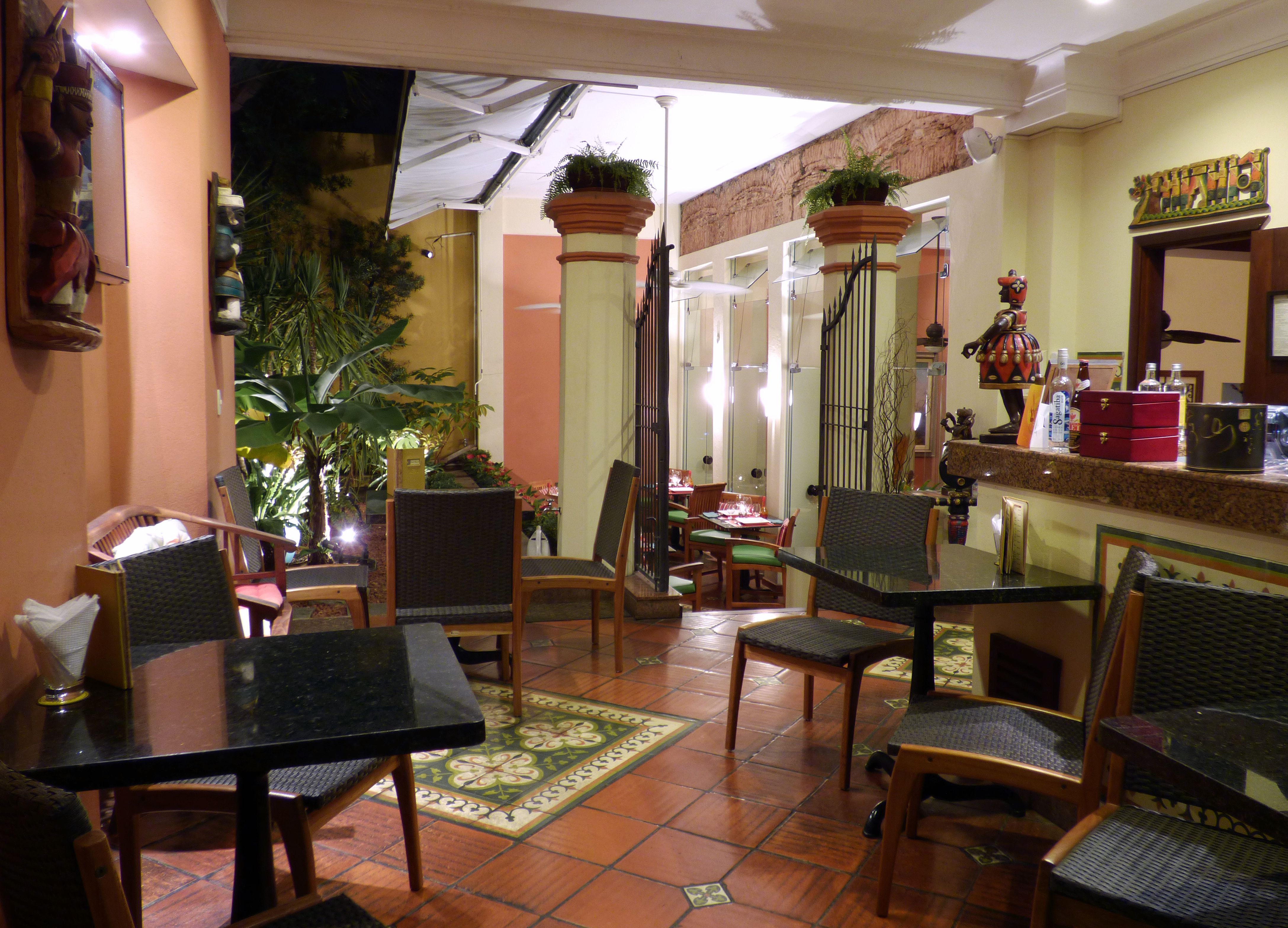 Restaurante Pelô Bistrô ambiente do bar com jardim a noite