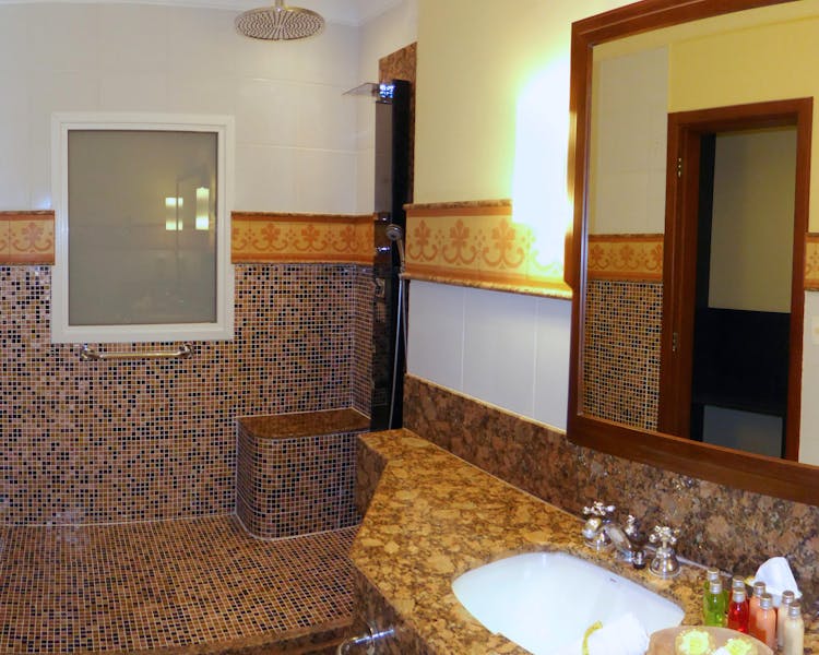 Hotel Casa Amarelindo DeLuxe Room Shower Sink Detail