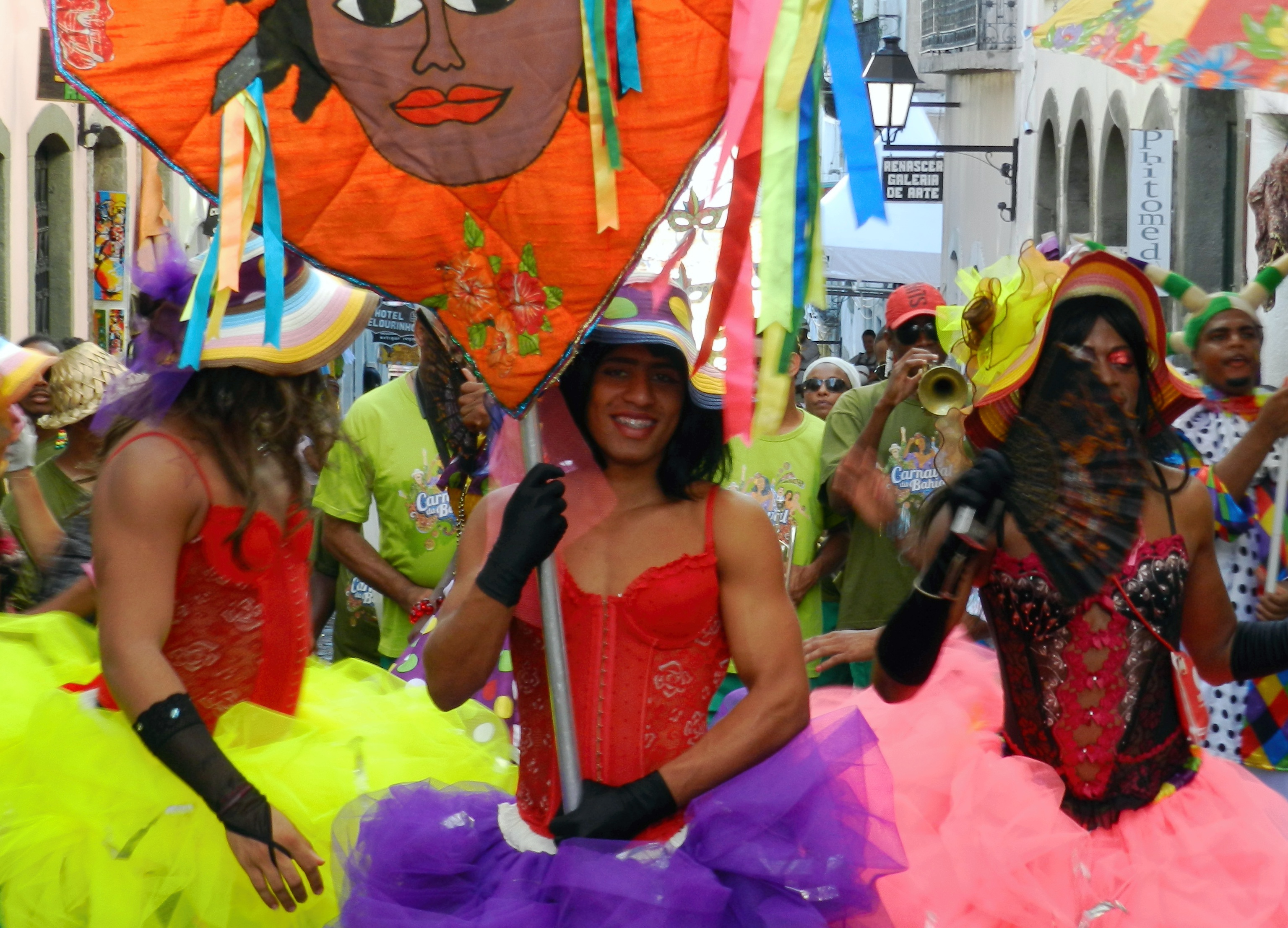 carnaval Pelourinho Salvador de Bahia grupo dançando na rua