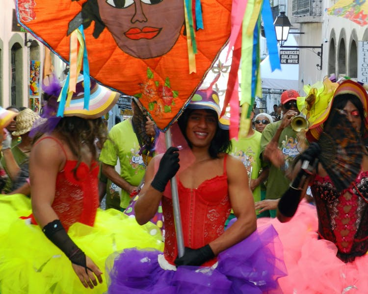 carnaval Pelourinho Salvador de Bahia grupo dançando na rua