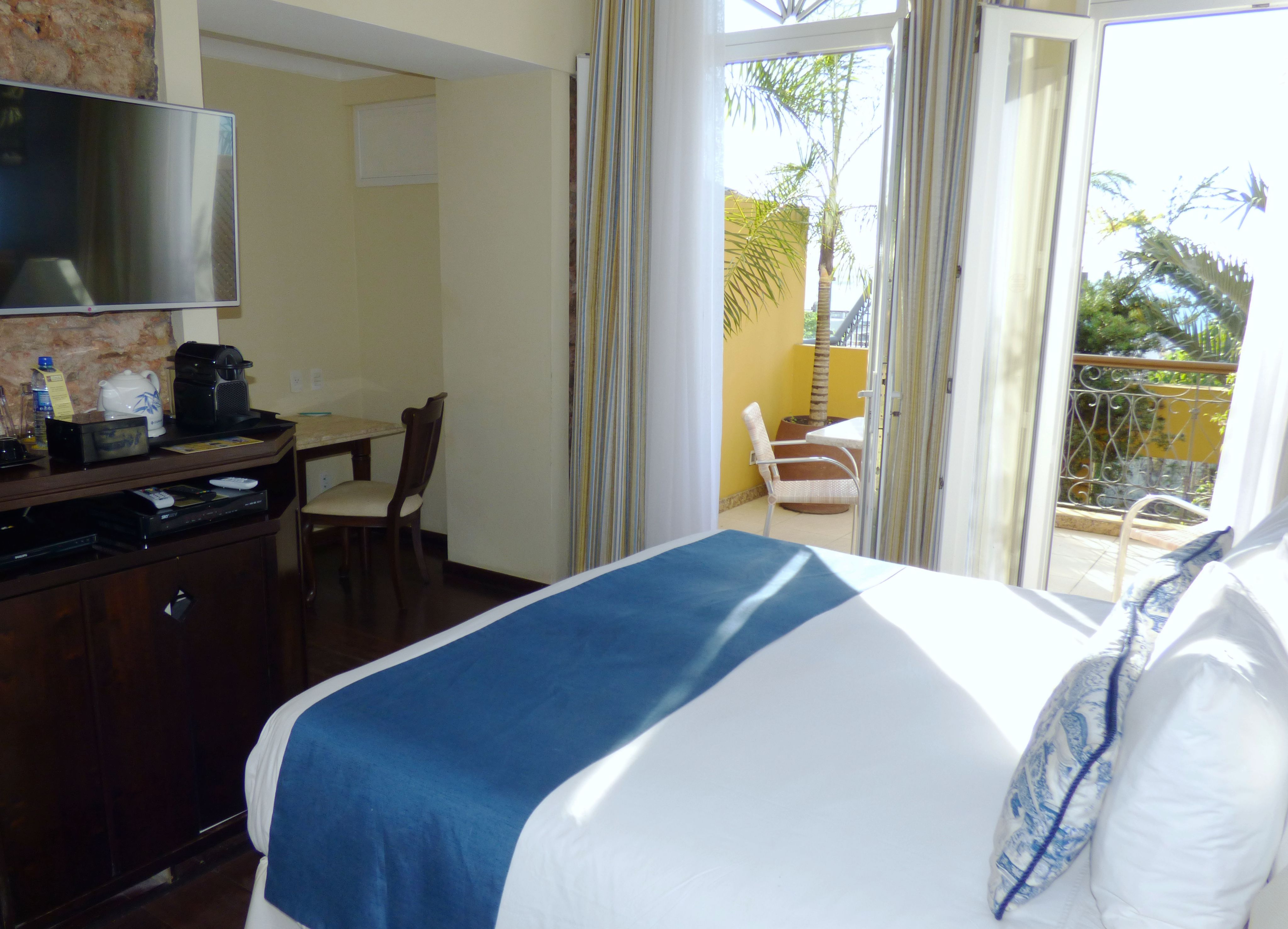 Hotel Casa Amarelindo DeLuxe Room Bed Detail Varanda