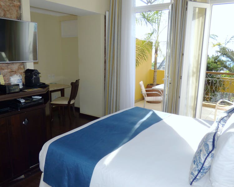 Hotel Casa Amarelindo DeLuxe Room Bed Detail Varanda
