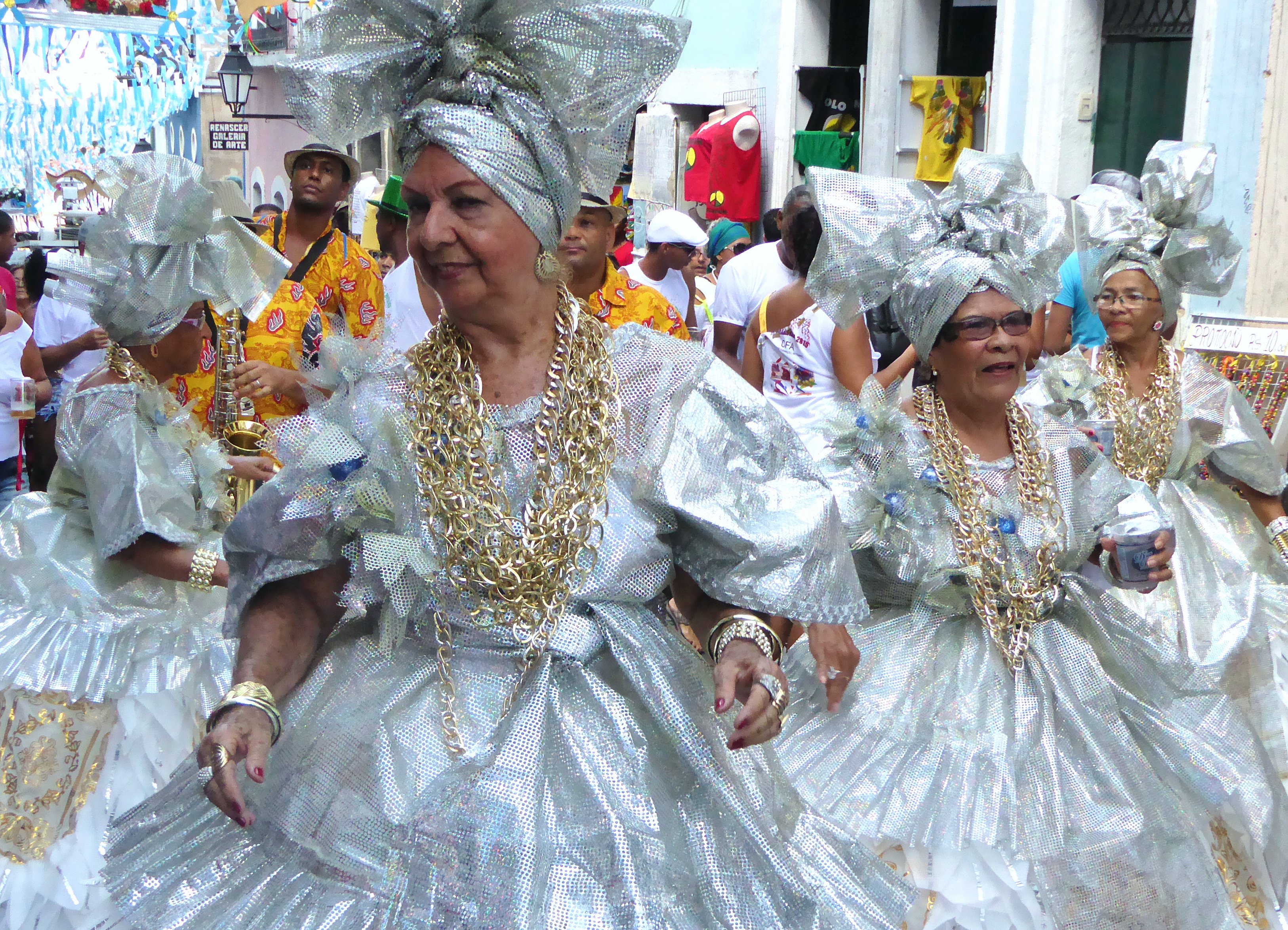 carnaval Pelourinho Salvador de Bahia grupo dançando na rua