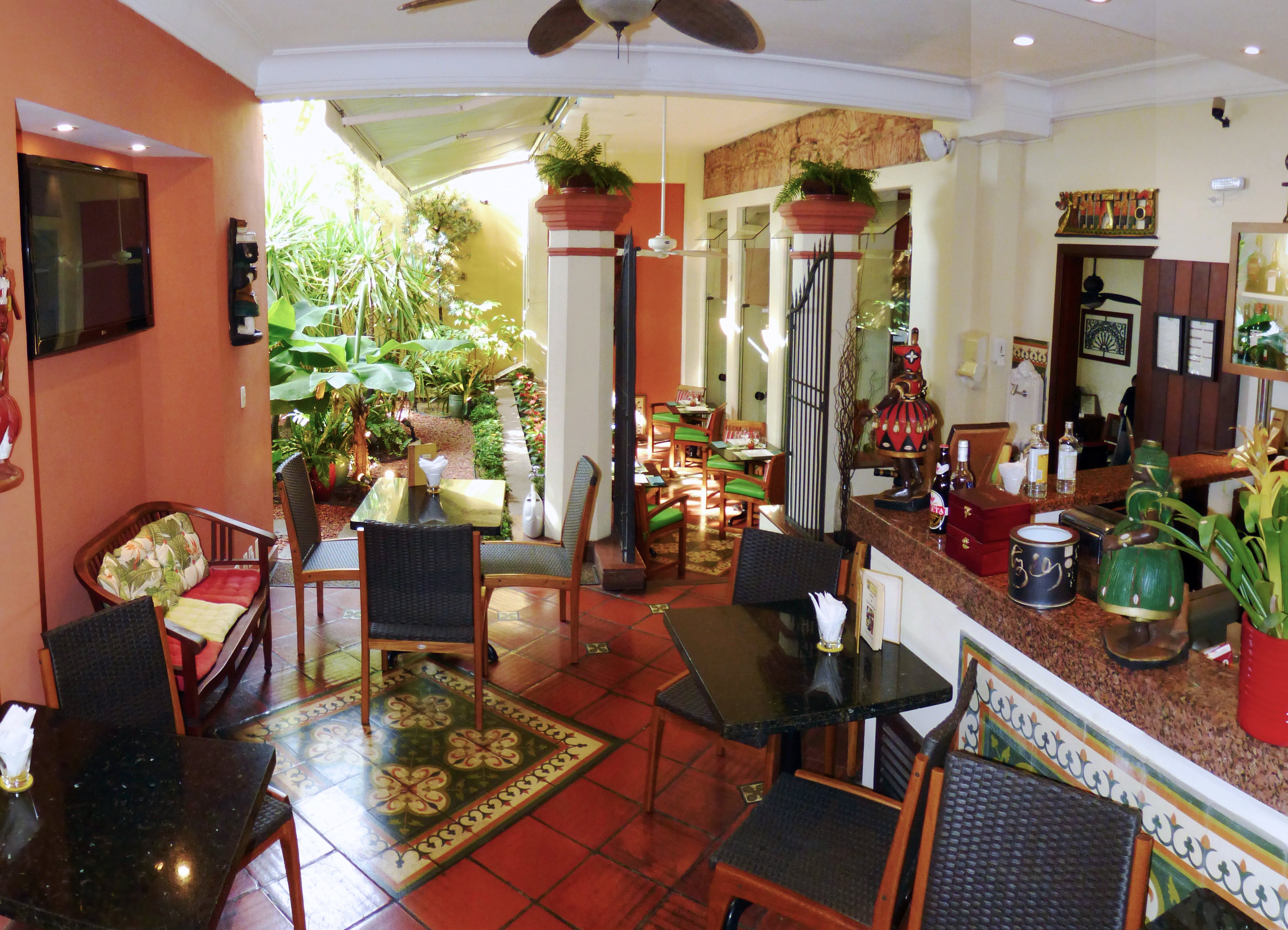 Restaurante Pelô Bistrô ambiente do bar com jardim