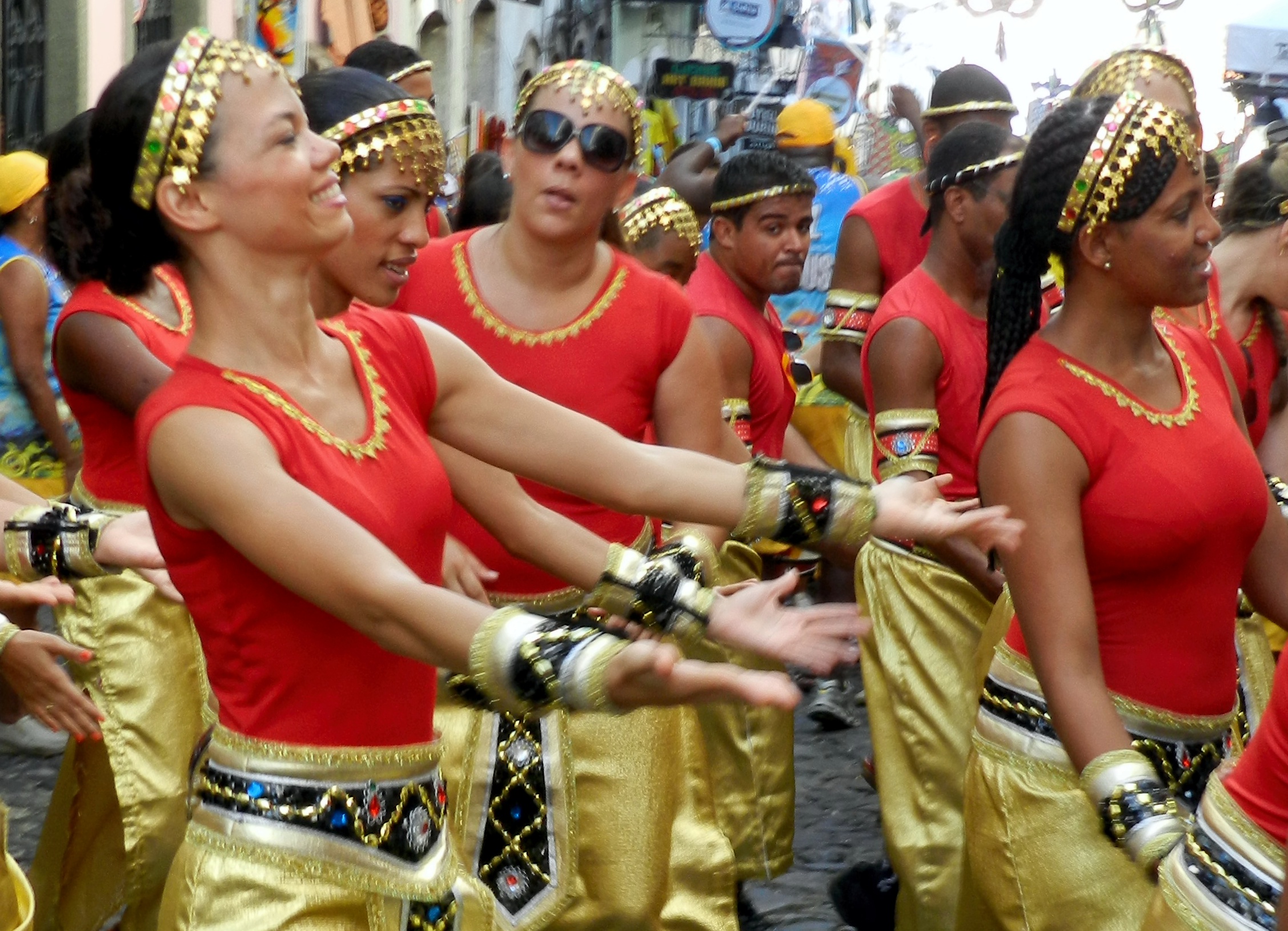 carnaval Pelourinho Salvador de Bahia grupo dançando na rua