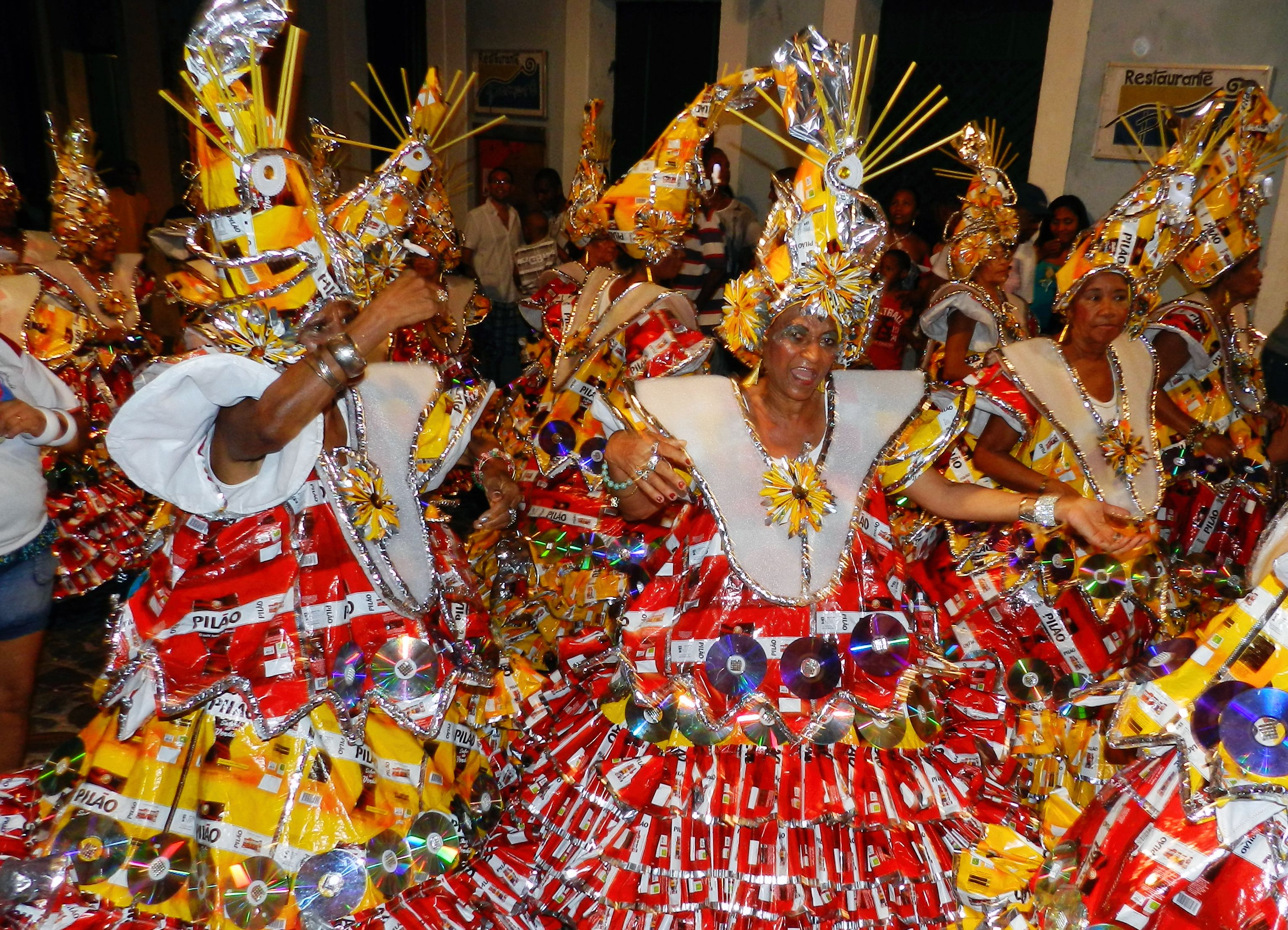 carnaval Pelourinho Salvador de Bahia grupo dançando na rua de noite