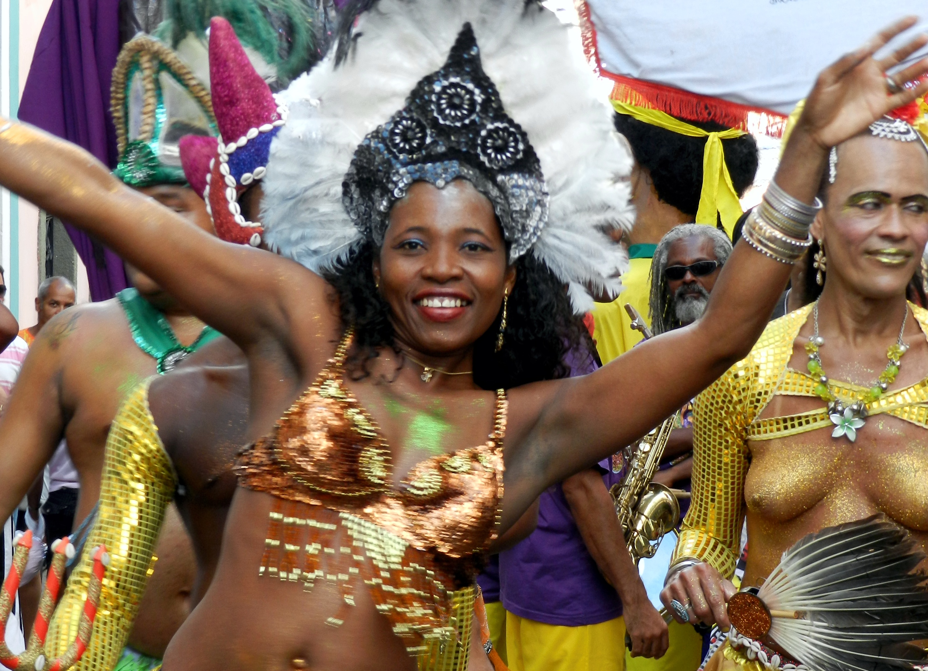 carnaval Pelourinho Salvador de Bahia grupo dançando na rua