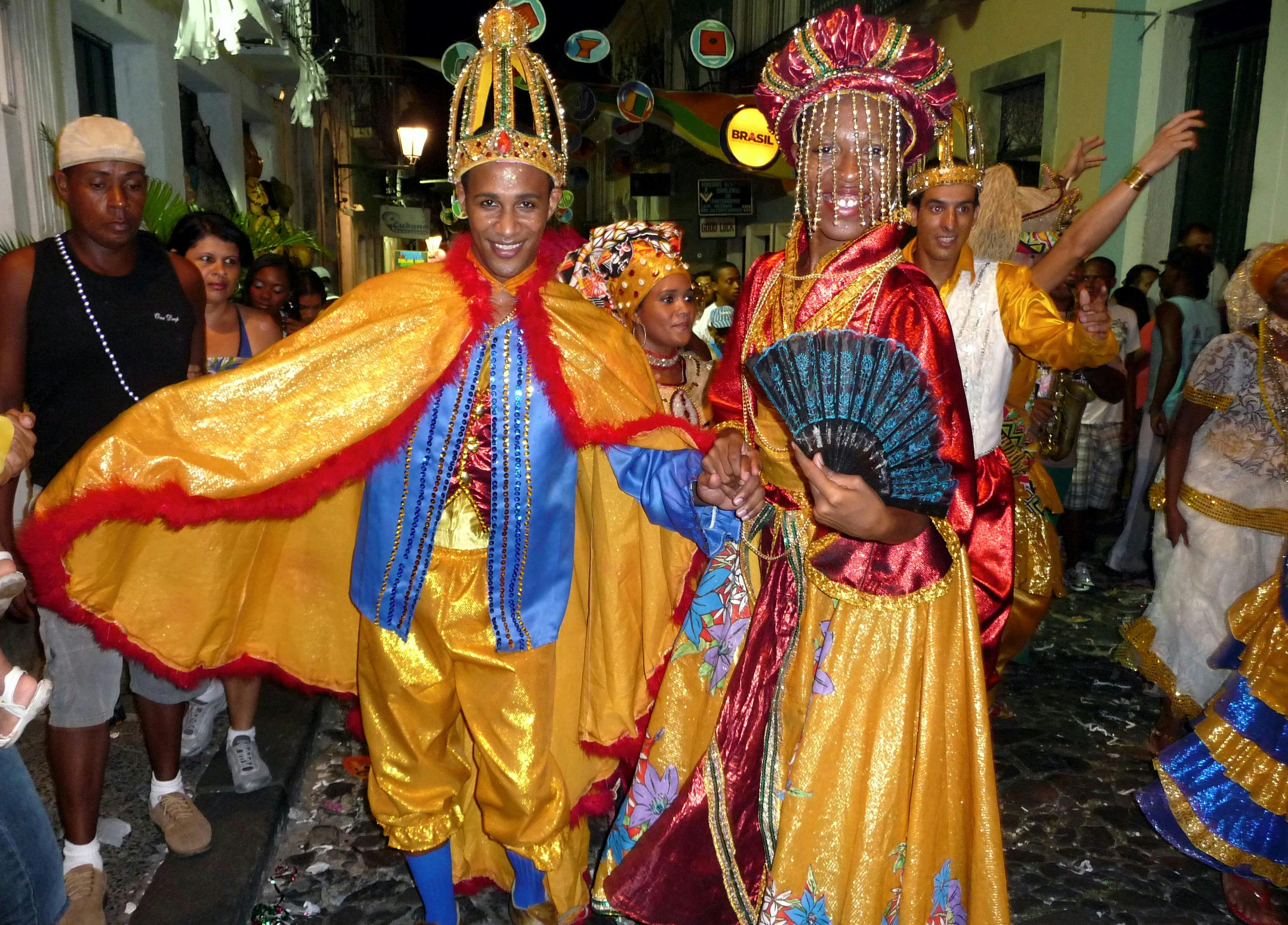 carnaval Pelourinho Salvador de Bahia grupo dançando na rua de noite