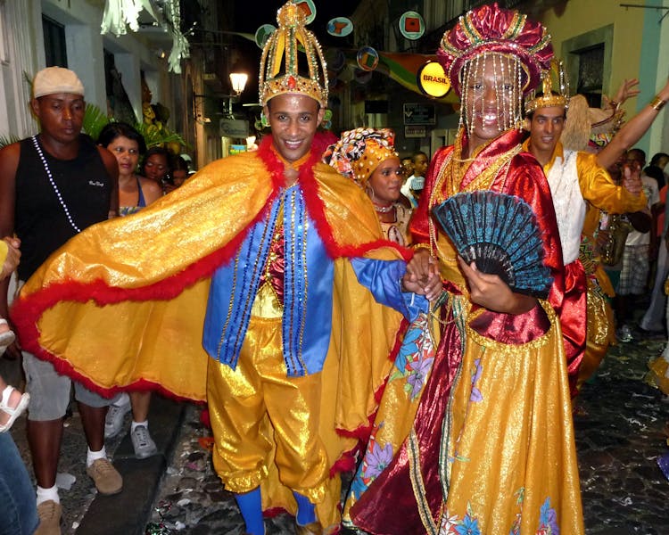 carnaval Pelourinho Salvador de Bahia grupo dançando na rua de noite