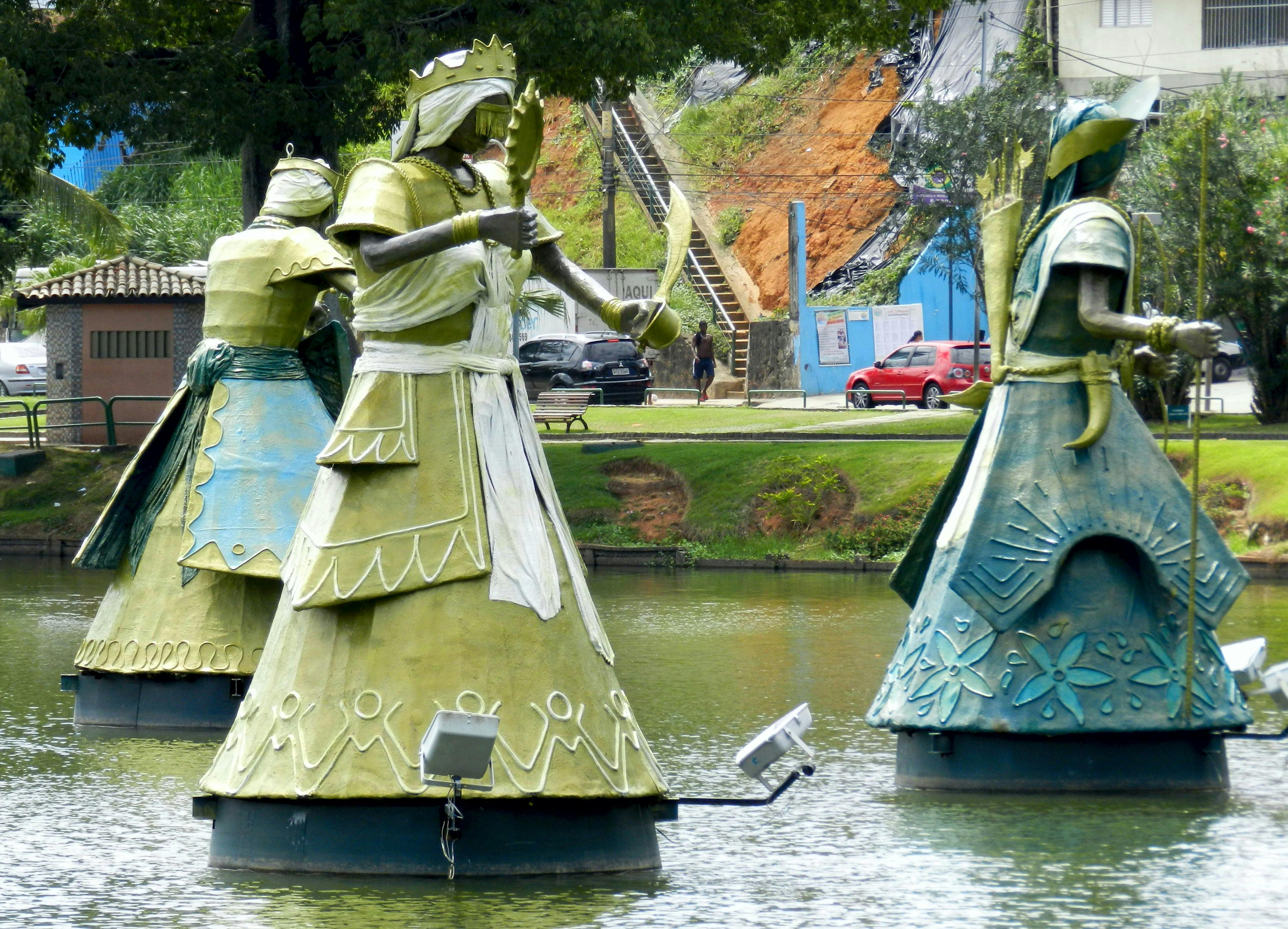 estatuas orixás de Tati Moreno no dique de Tororó Salvador