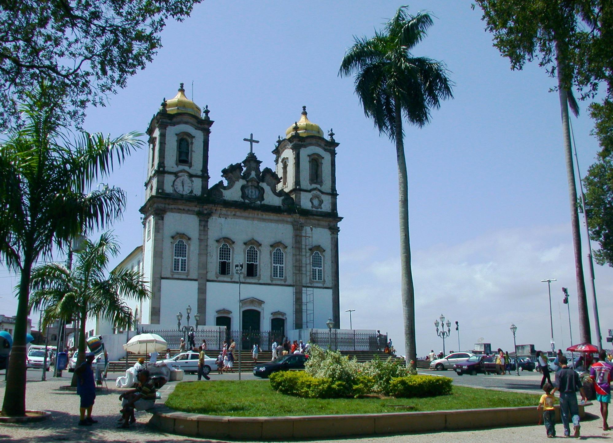 exterior igreja de Bonfim com praça a palmares