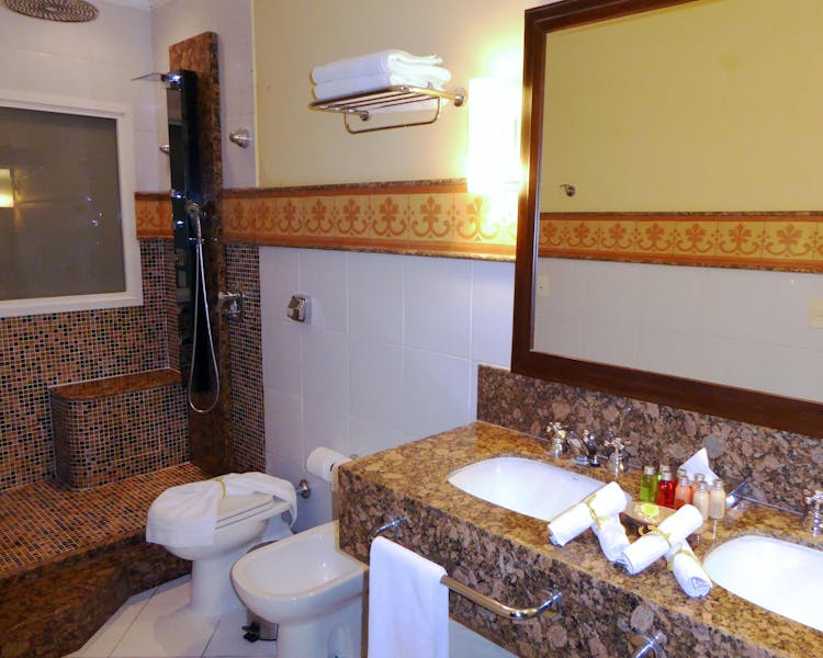 Hotel Casa Amarelindo DeLuxe Room Shower Sink Detail