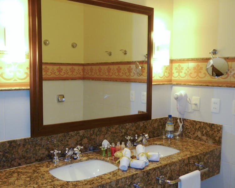 Hotel Casa Amarelindo DeLuxe Room Double Sink Detail