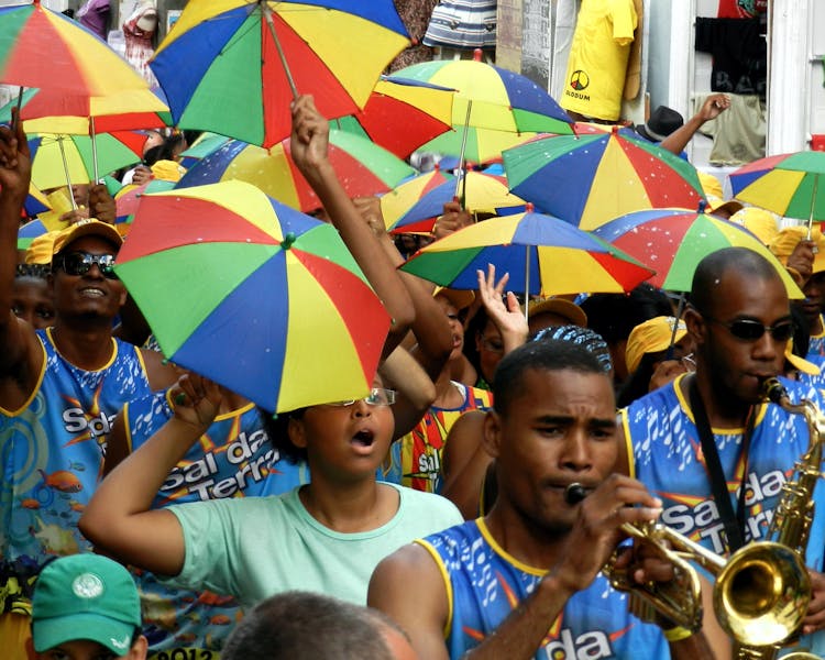 carnaval Pelourinho Salvador de Bahia grupo dançando na rua