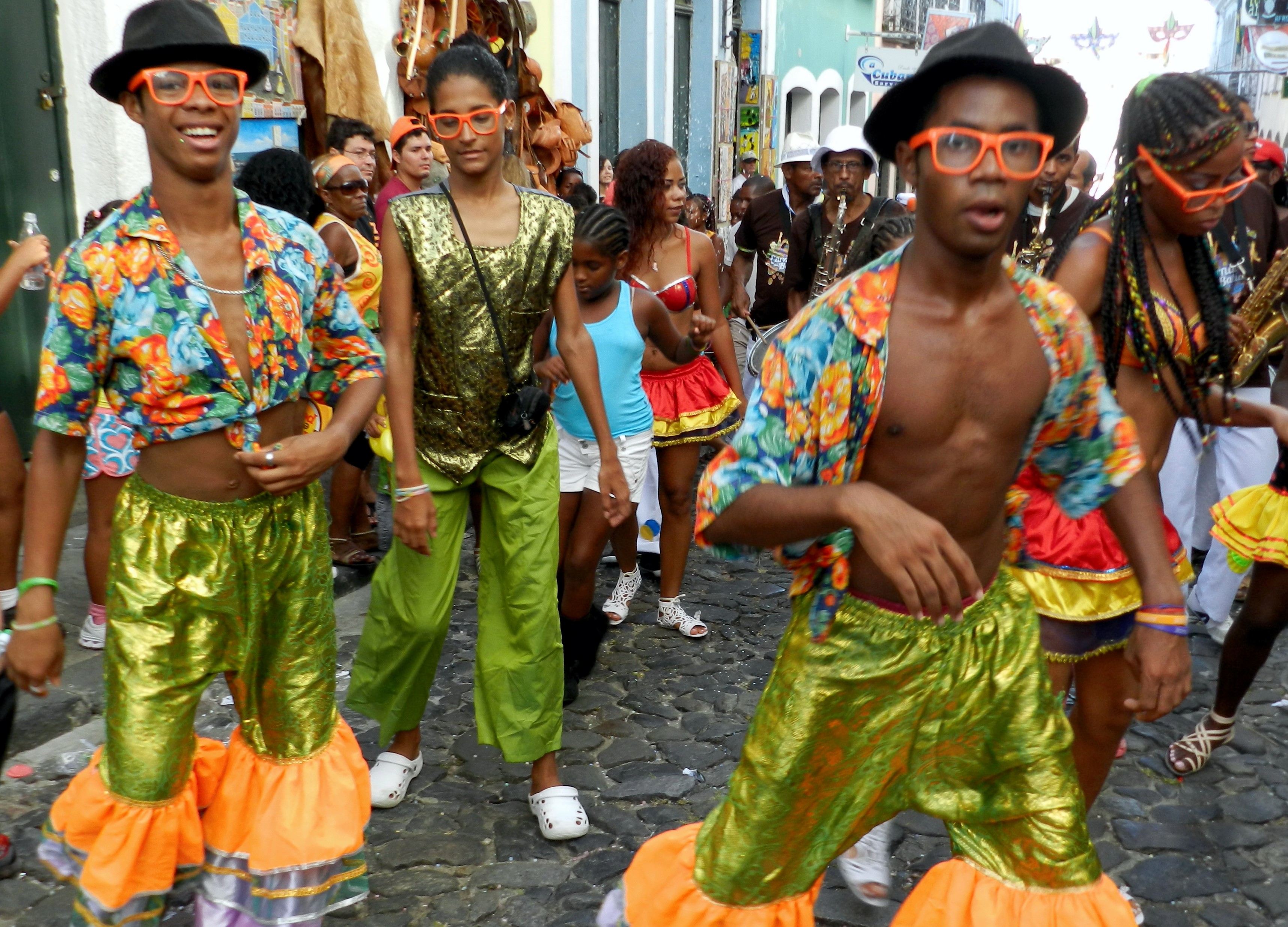 carnaval Pelourinho Salvador de Bahia grupo dançando na rua