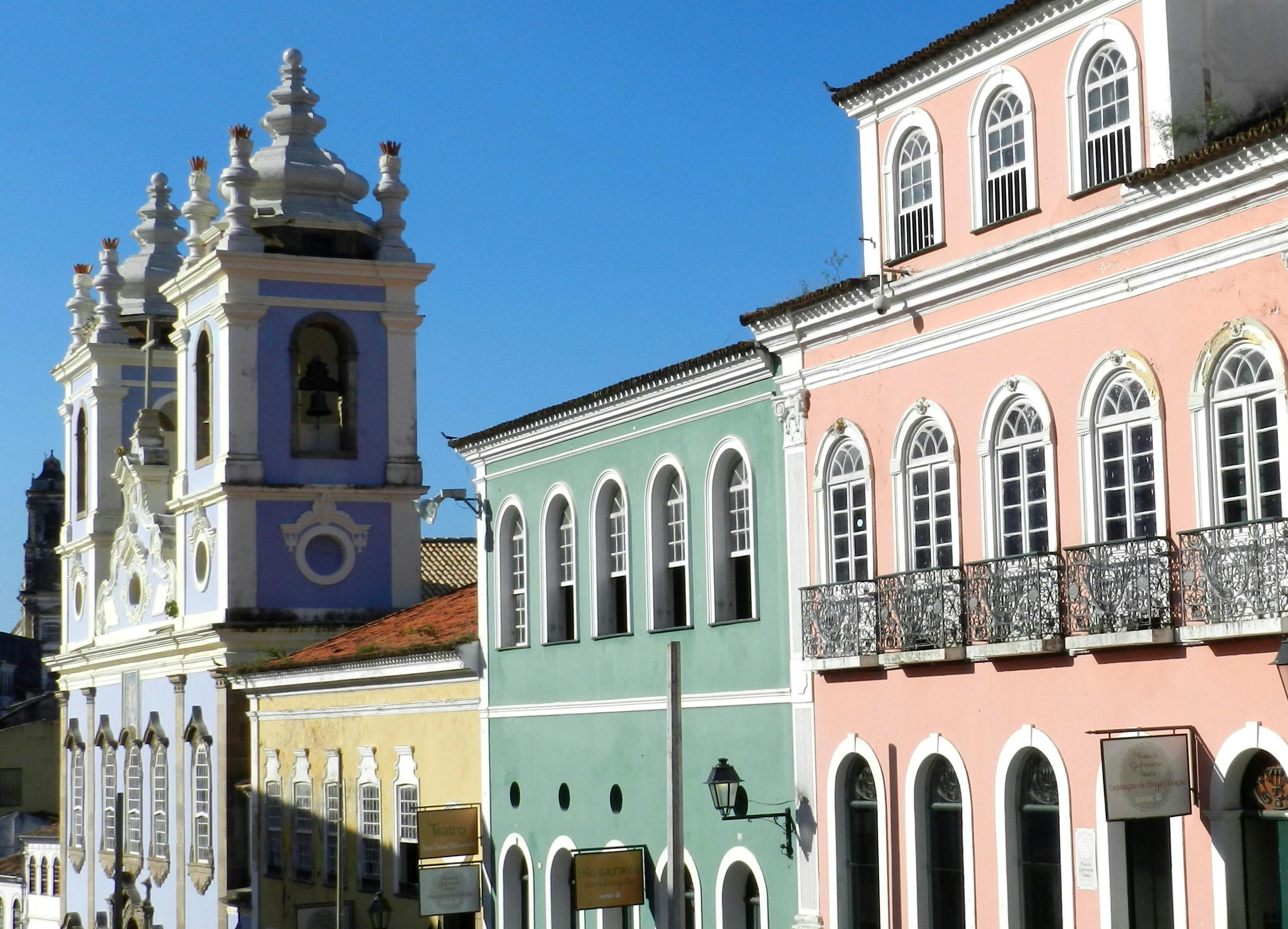Igreja Rosário dos Pretos e prédios vizinhos no Largo do Pelourinho