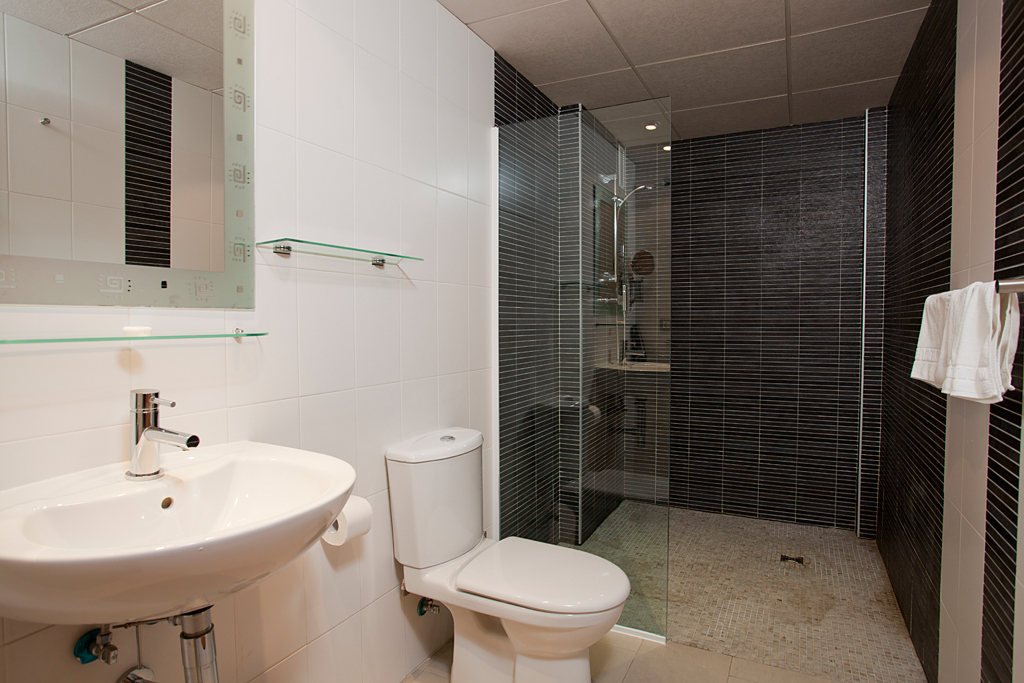 boulevard apartamentos by mimar bathroom with shower