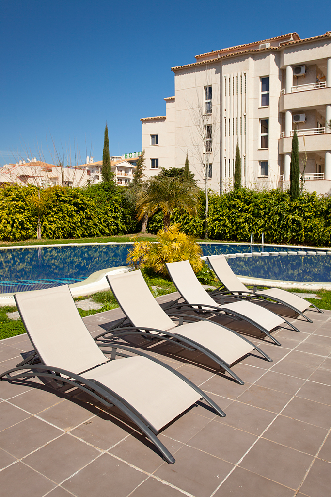 boulevard apartamentos by mimar oyside sunbeds and pool