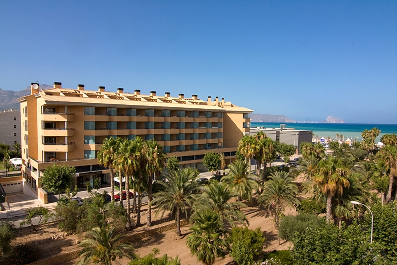 boulevard apartamentos by mimar outside building by the sea