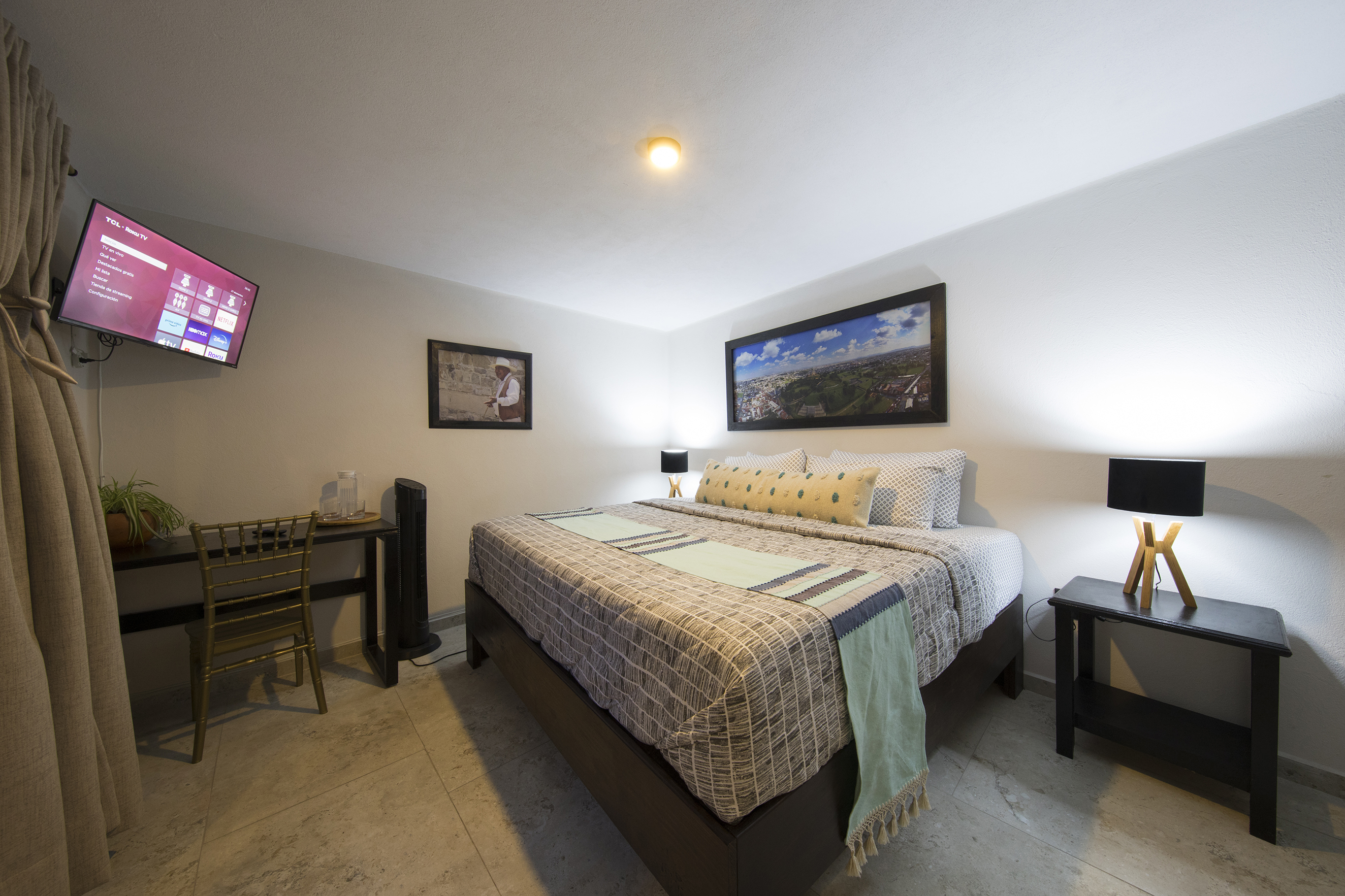 Cholula : Una Cama KS y MEsa de Trabajo