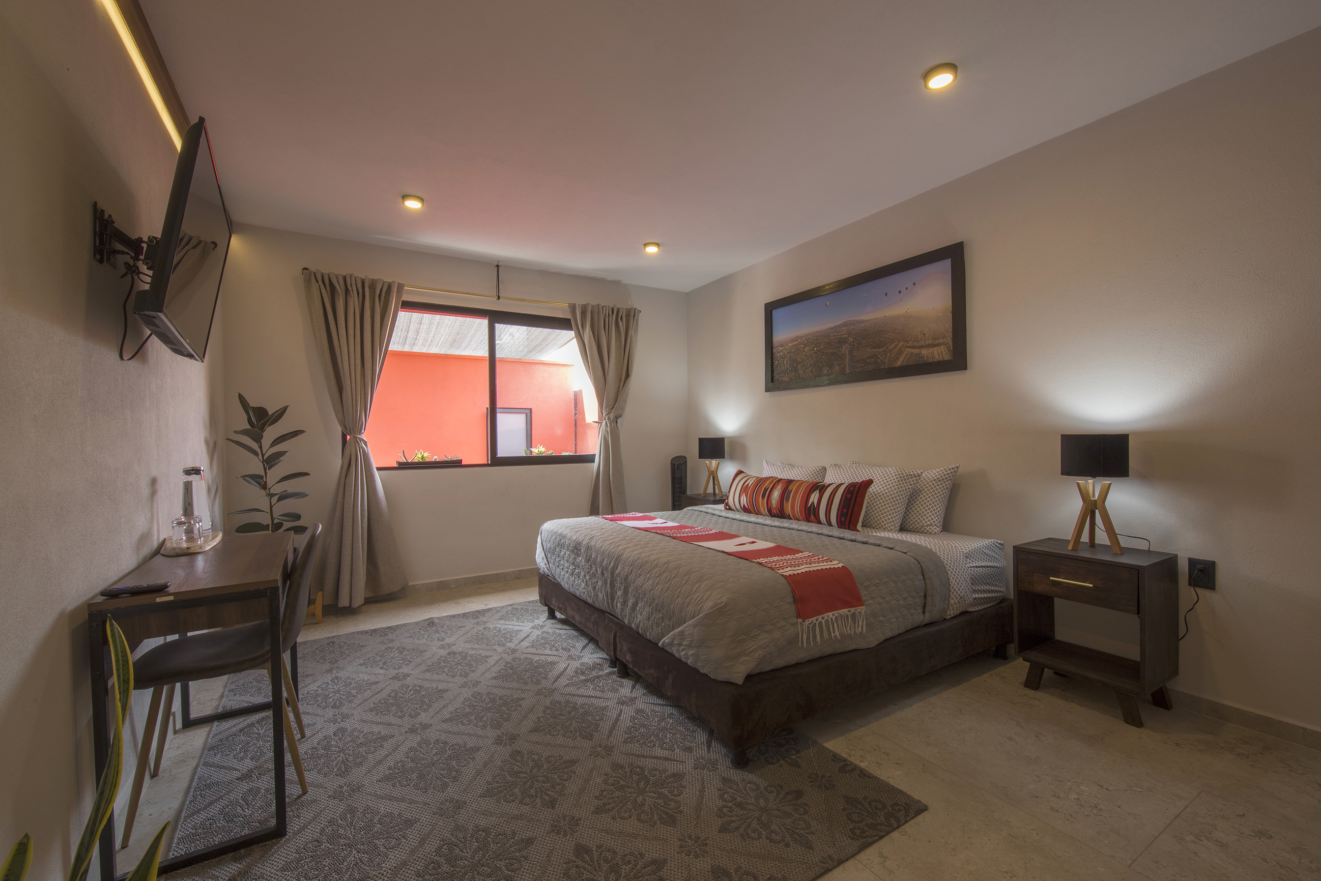 Teotihuacan : Una cama KS y escritorio