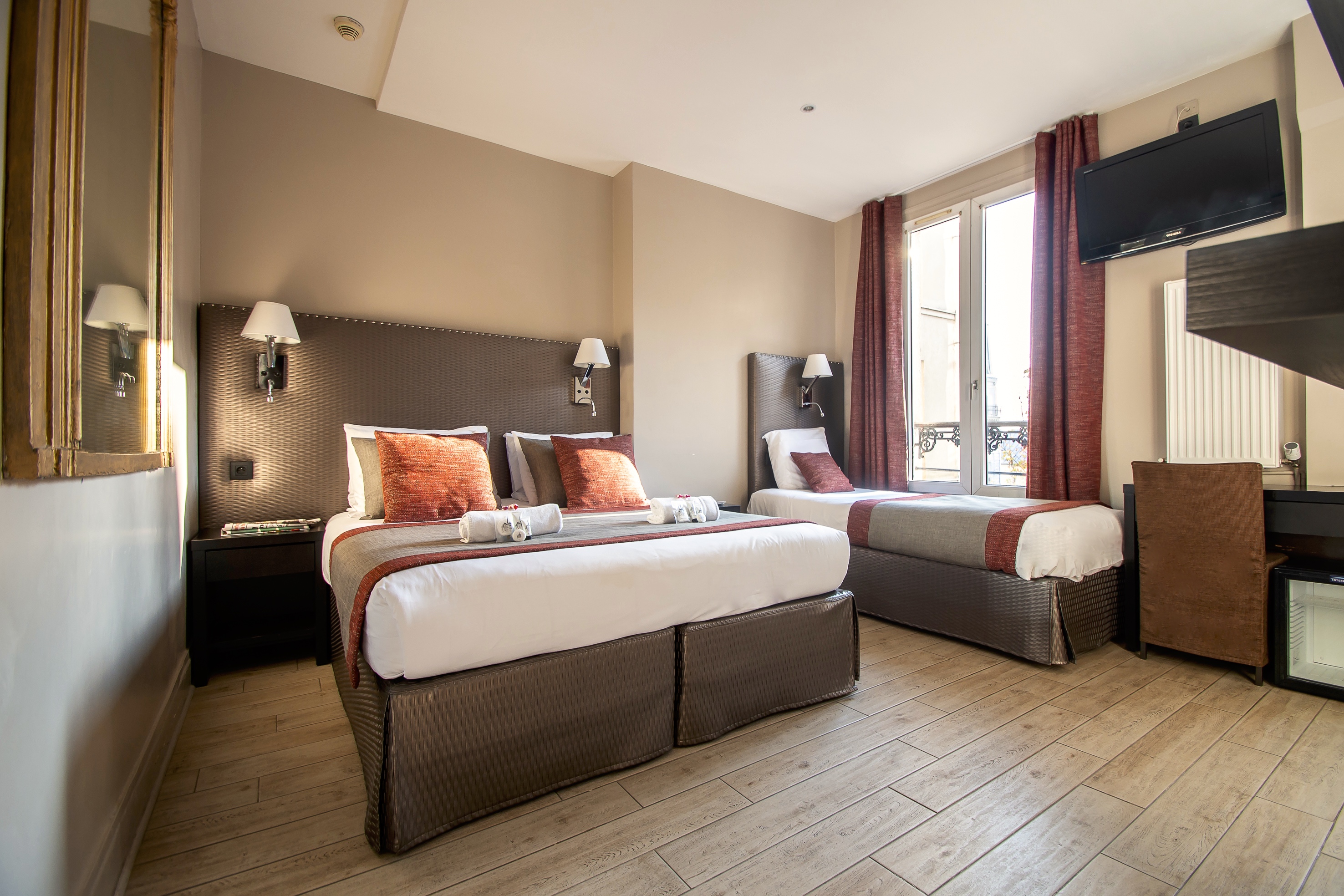 Chambre spacieuse avec grand lit et décoration élégante