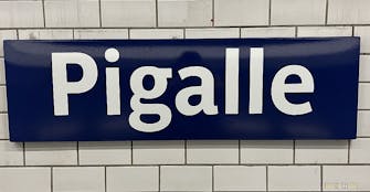 Station de métro Pigalle près de l'Hôtel Migny