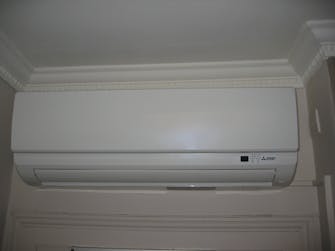 Climatiseur installé dans une chambre