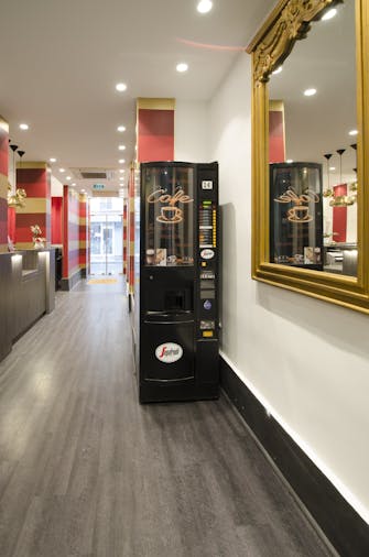 Machine à café dans le hall