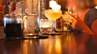 Ambiance de bar avec cocktails raffinés