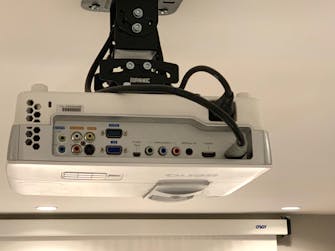 Vidéo projecteur fixé au plafond dans la salle de réunion de l'hôtel