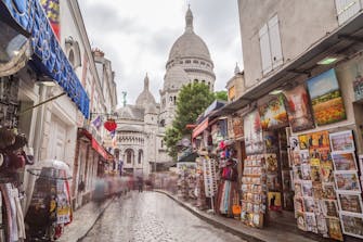 Rue animée de Montmartre près de l'Hôtel Migny